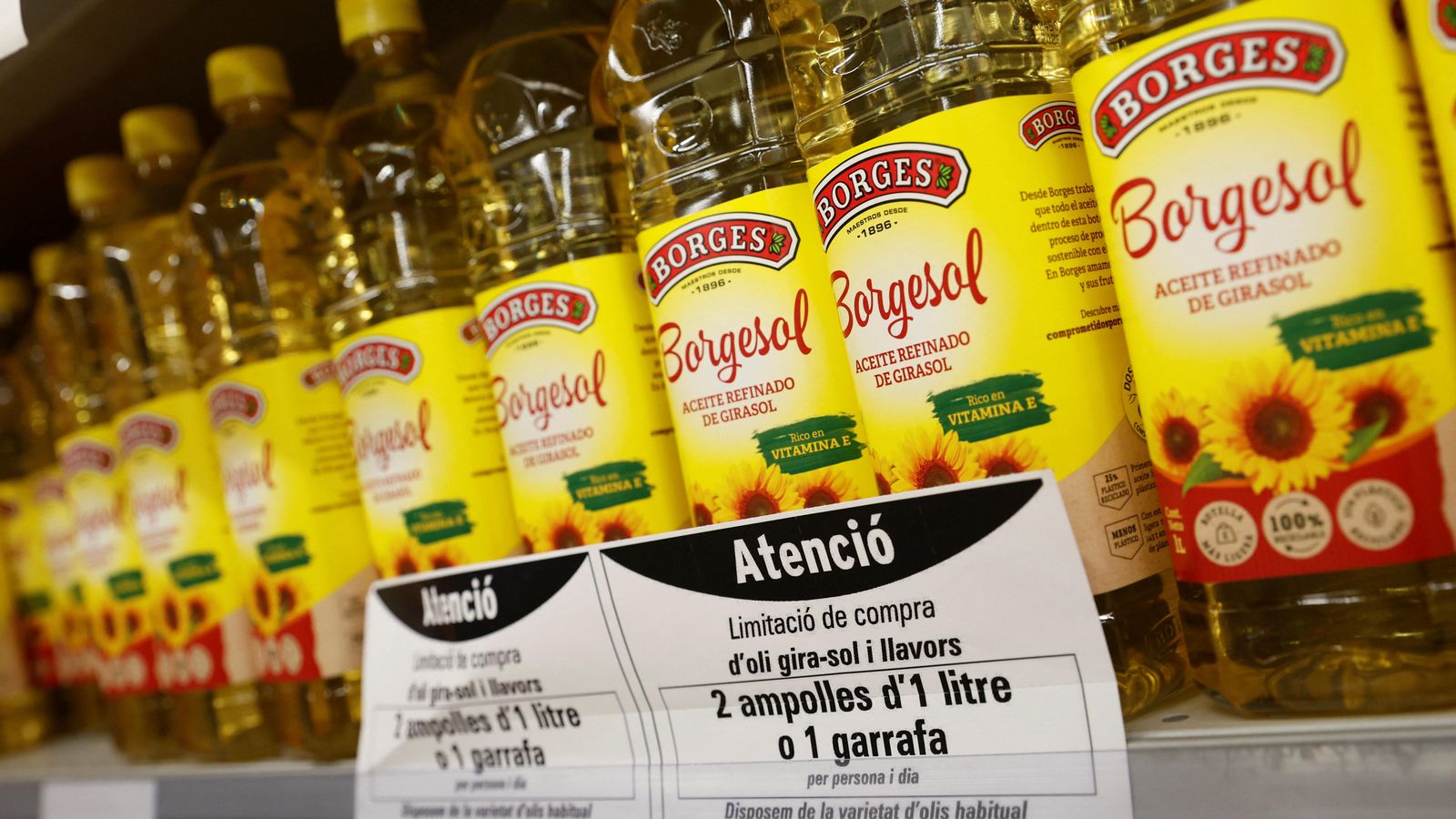 L'oli de gira-sol s'ha convertit en un producte cobdiciat als supermercats