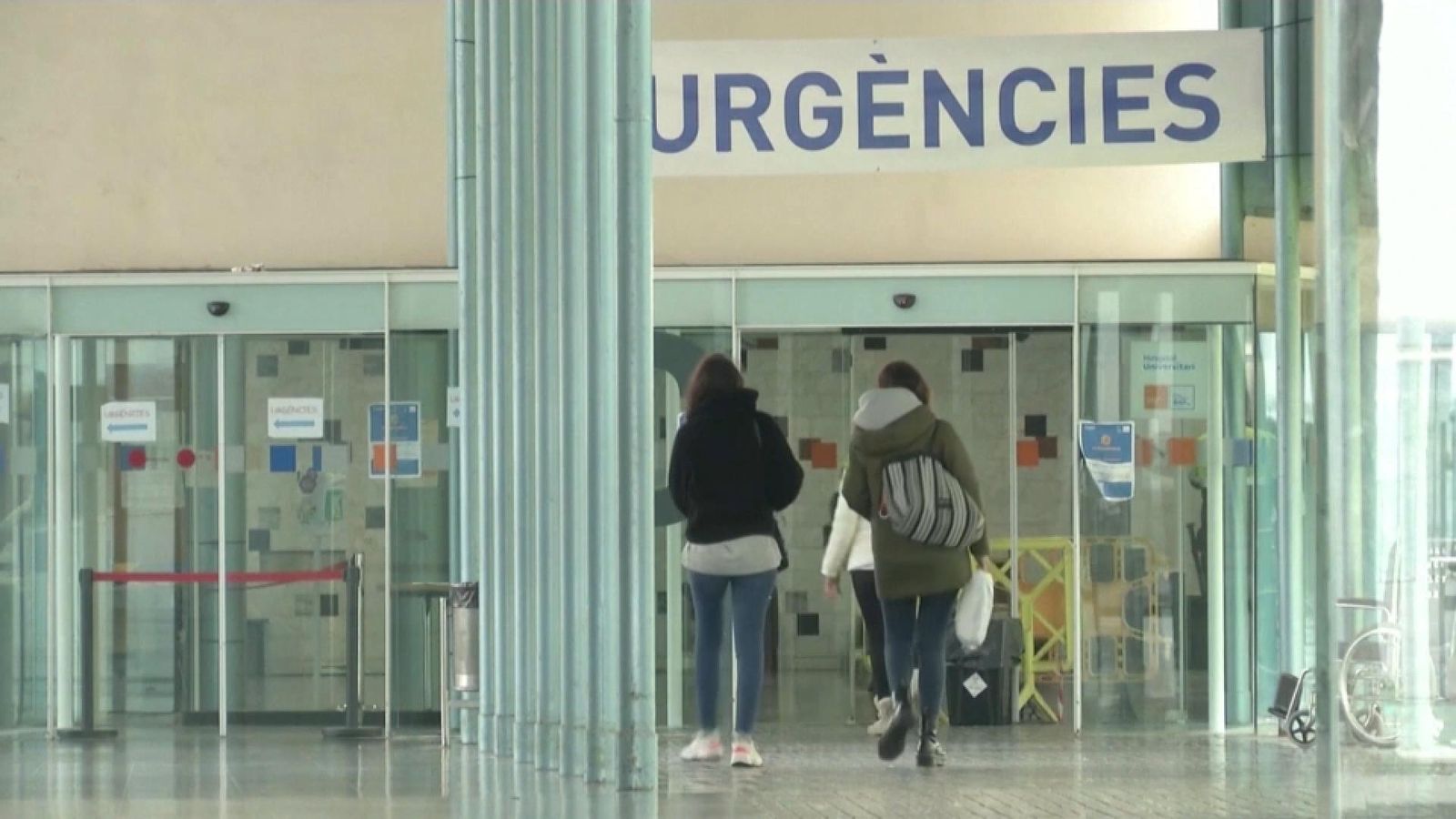 Una porta d'urgències d'un hospital valencià en una imatge d'arxiu