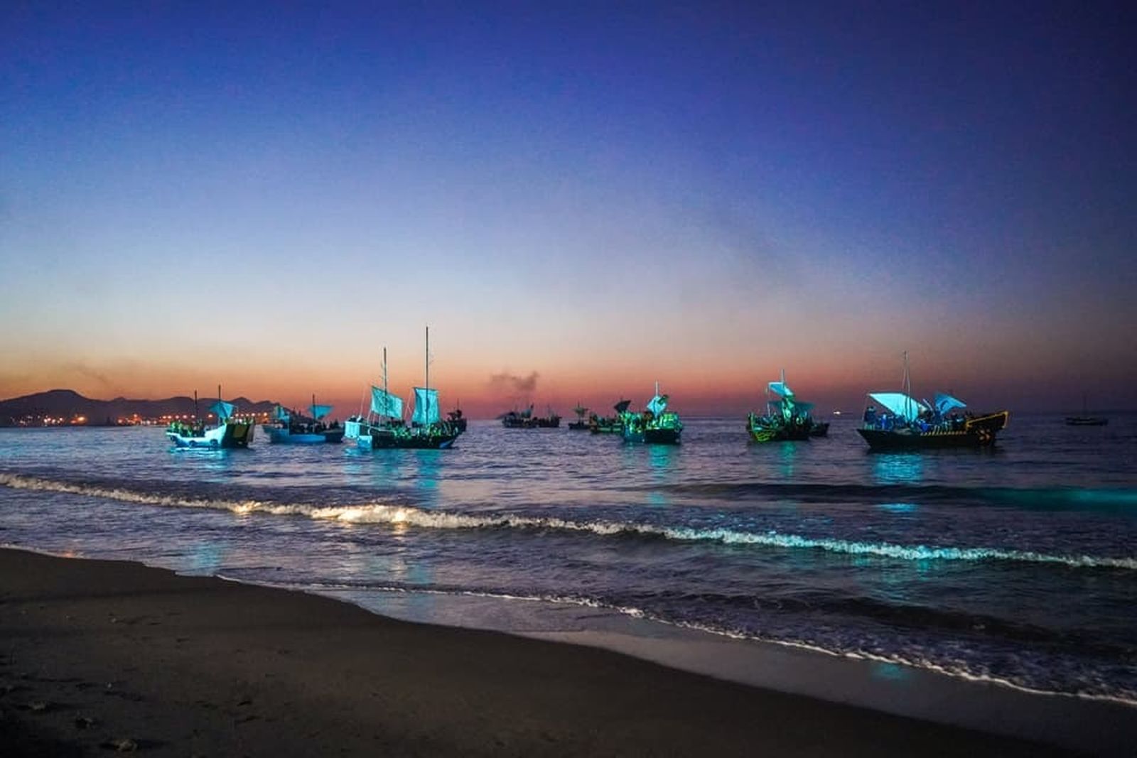 Els vaixells de les companyies mores s'acosten a la platja