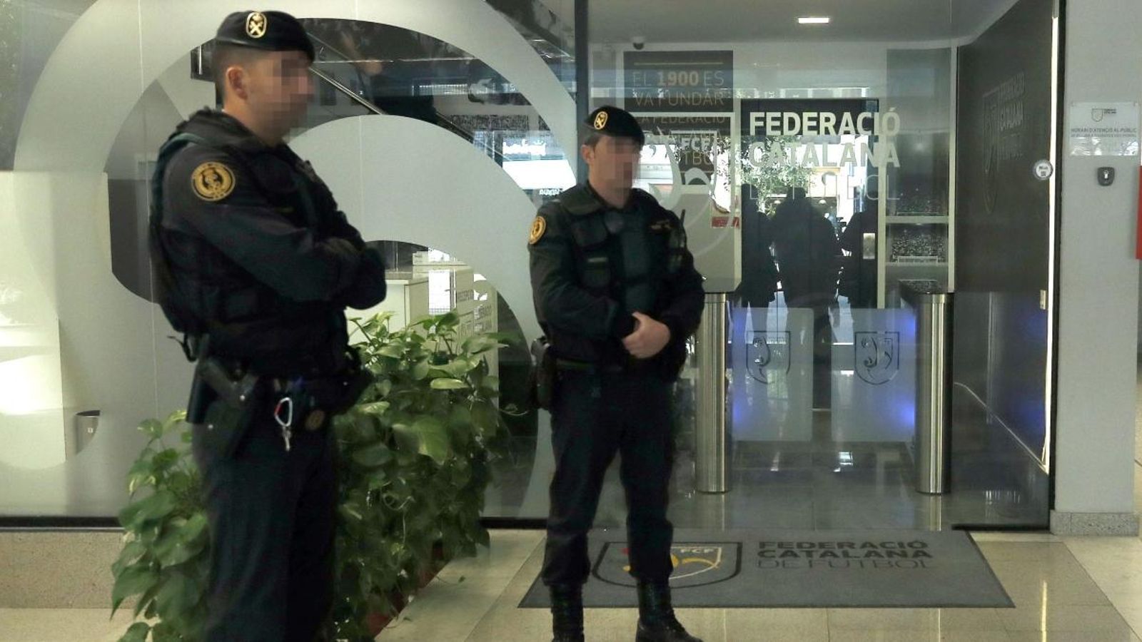 La Guàrdia Civil està escorcollant la seu de la Federació Catalana de Futbol