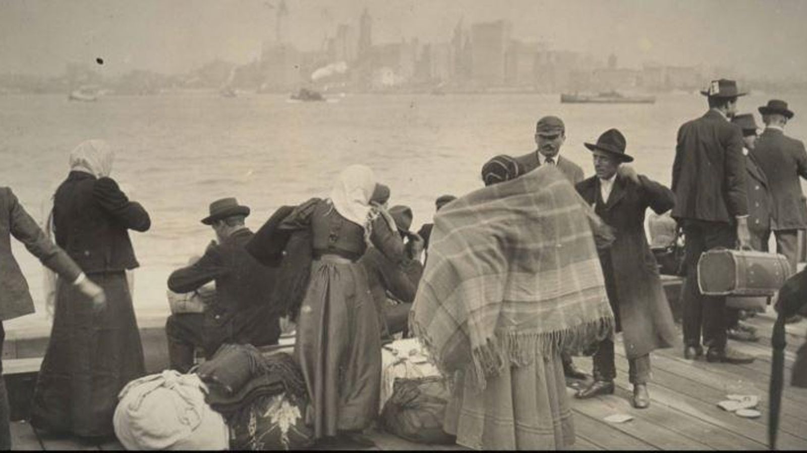 Imatge de migrants irlandesos arribant als Estats Units per la Fam d'Irlanda (1845-1949)