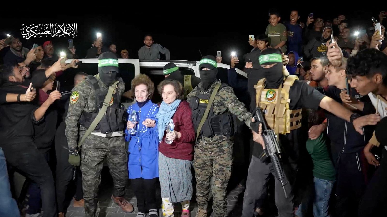 En imatge, dues de les ostatges alliberades aquest dimecres per Hamàs