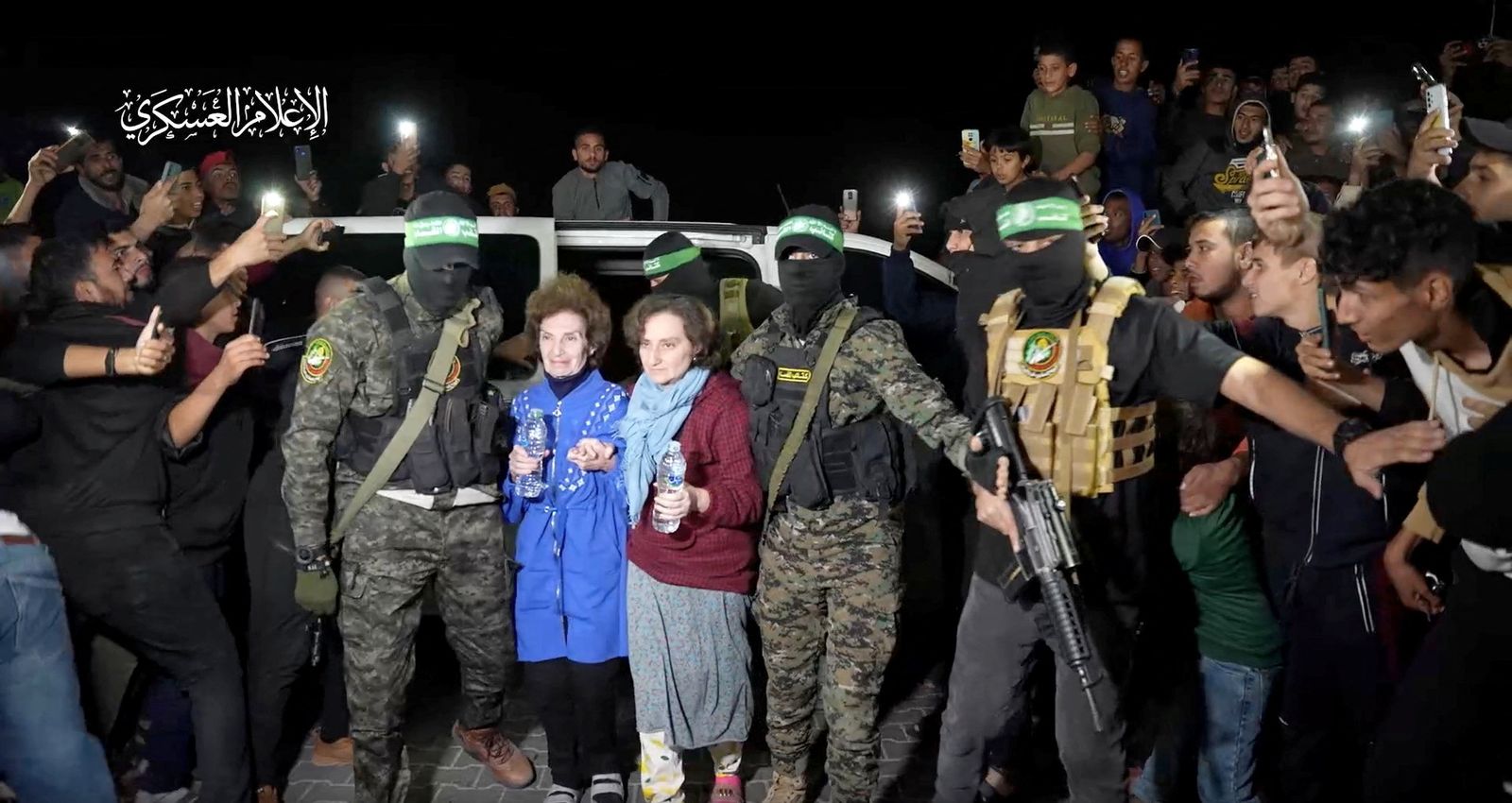 En imatge, dues de les ostatges alliberades aquest dimecres per Hamàs