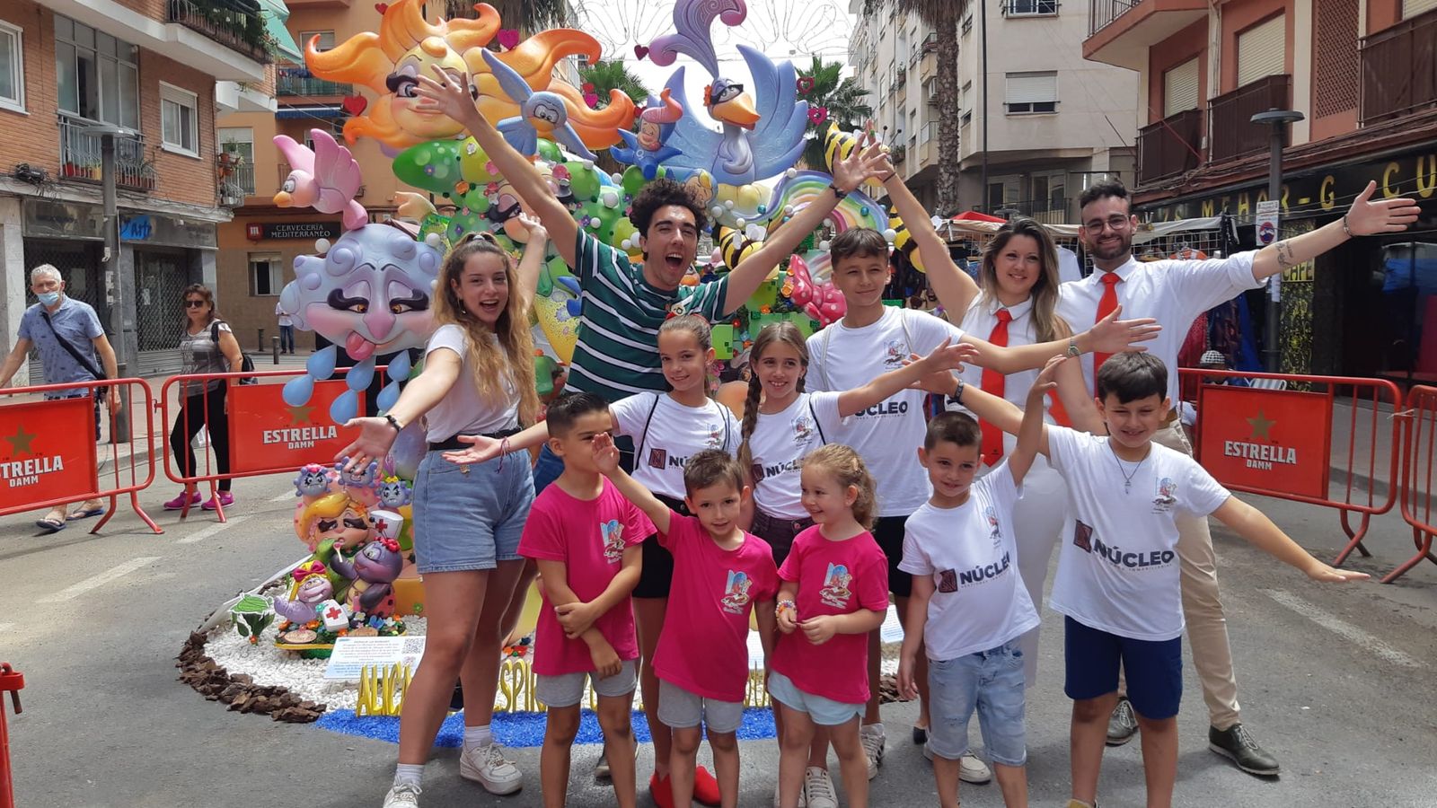 Laia i Pau visiten la foguera infantil de Carolines Altes