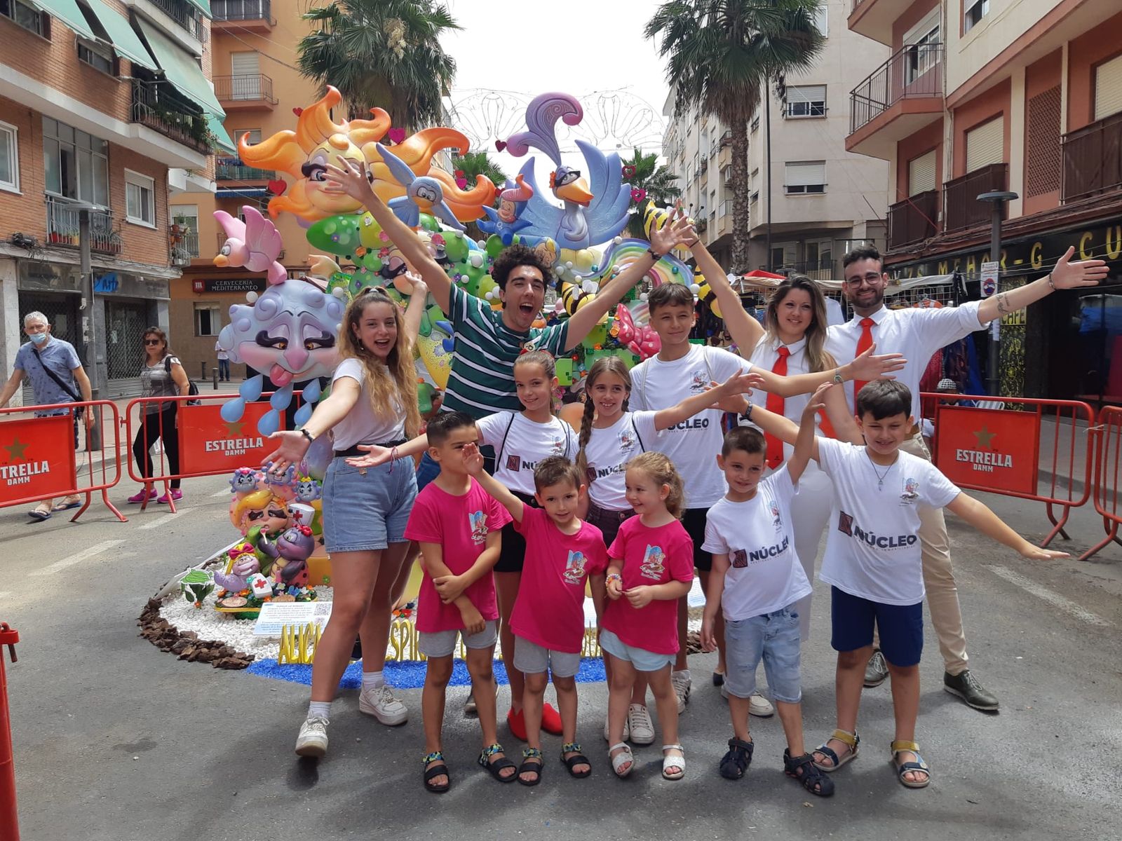 Laia i Pau visiten la foguera infantil de Carolines Altes