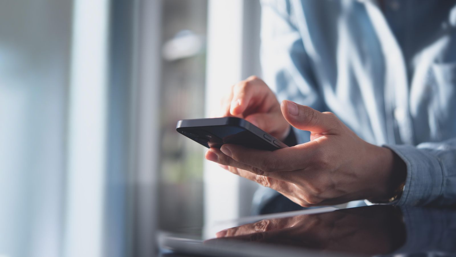 Una persona emprant un mòbil