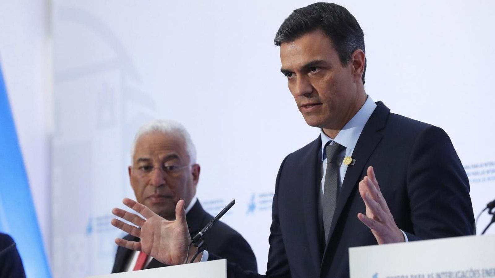 El president del govern espanyol, Pedro Sánchez, compareix davant els mitjans durant la cimera d'interconnexions energètiques celebrada a Portugal