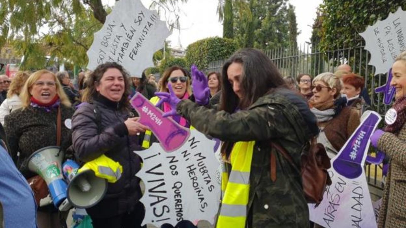 Feministes en la concentració davant el Parlament andalús