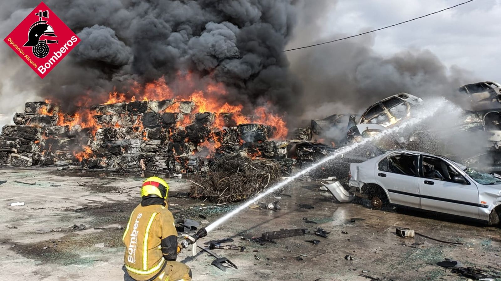 Un bomber ruixa d'aigua les flames