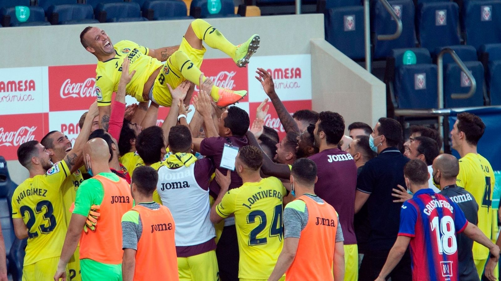El Villarreal celebra la victòria i la cinquena posició en Lliga