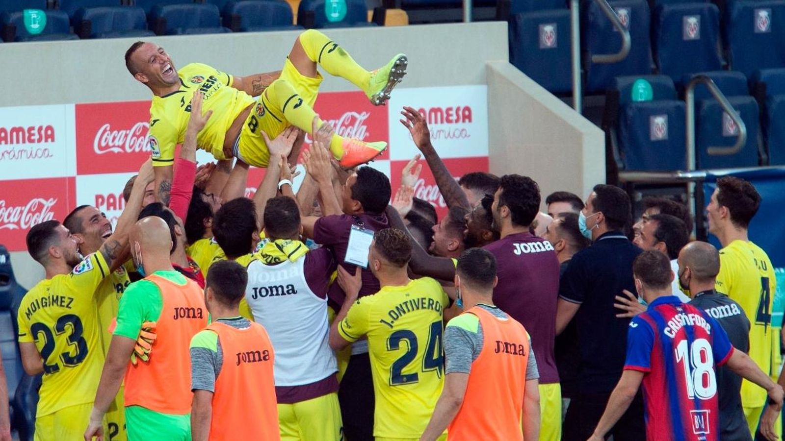 El Villarreal celebra la victòria i la cinquena posició en Lliga