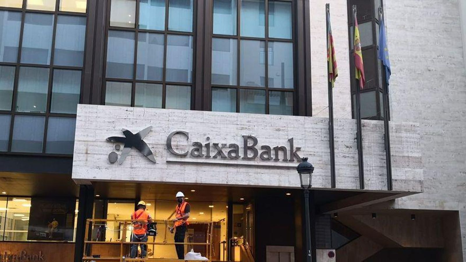 Nova retolació amb el logo de CaixaBank en l'oficina que allotjava la seu de Bankia a València