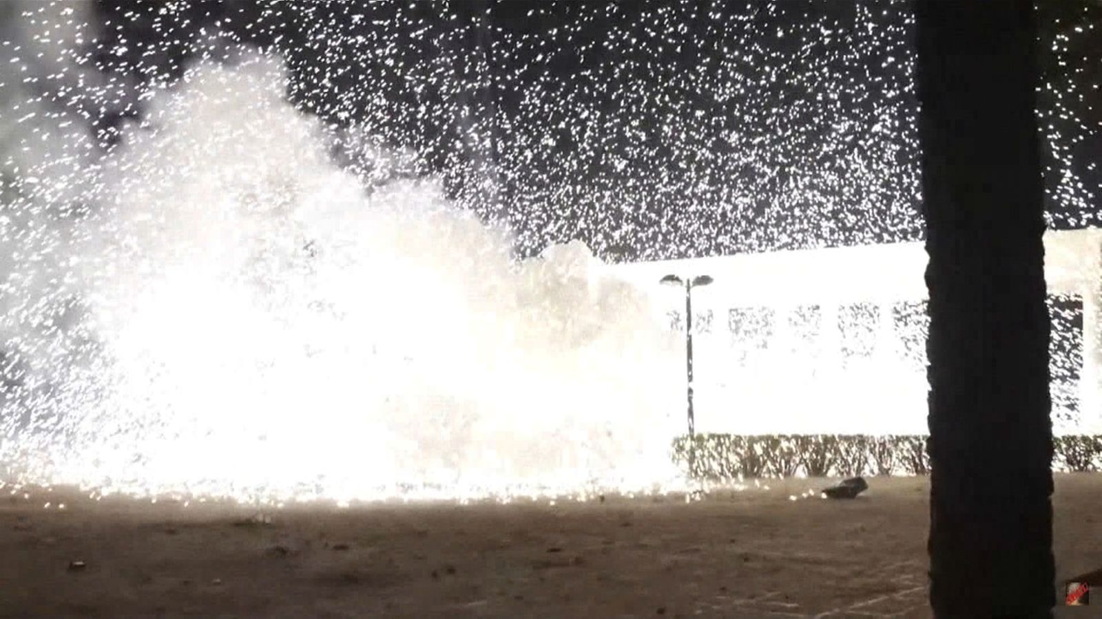 Esclat d'un coet en les Falles