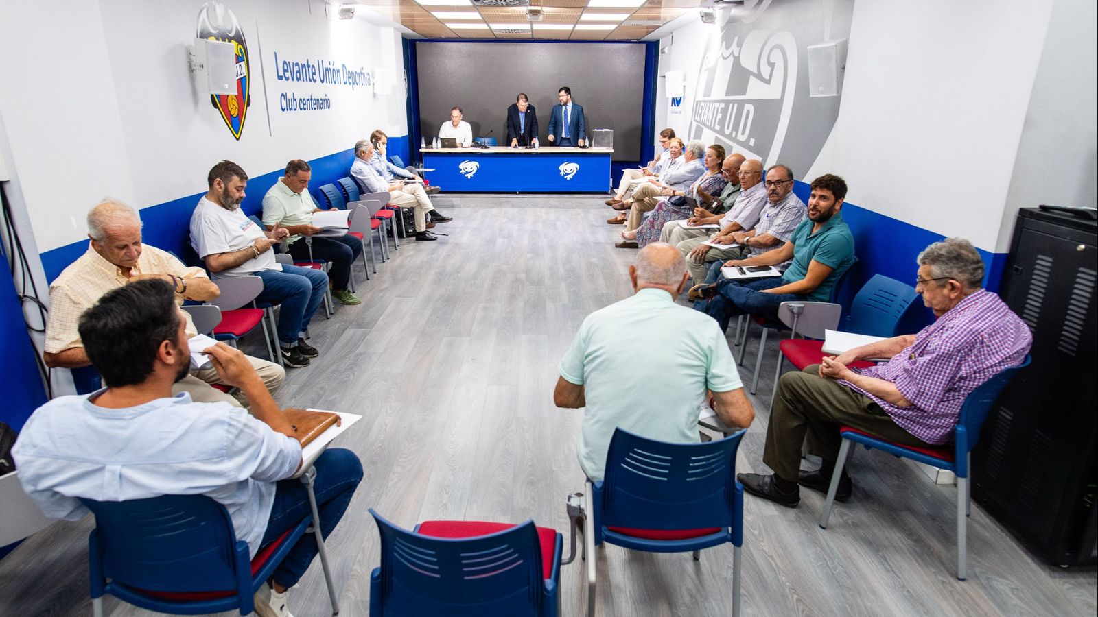 Els assistents a la reunió del Patronat de la Fundació del Llevant