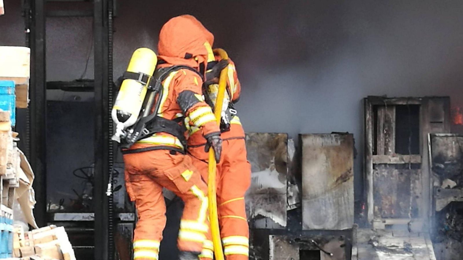 Dos efectius de bombers cotenen l'avanç de les flames