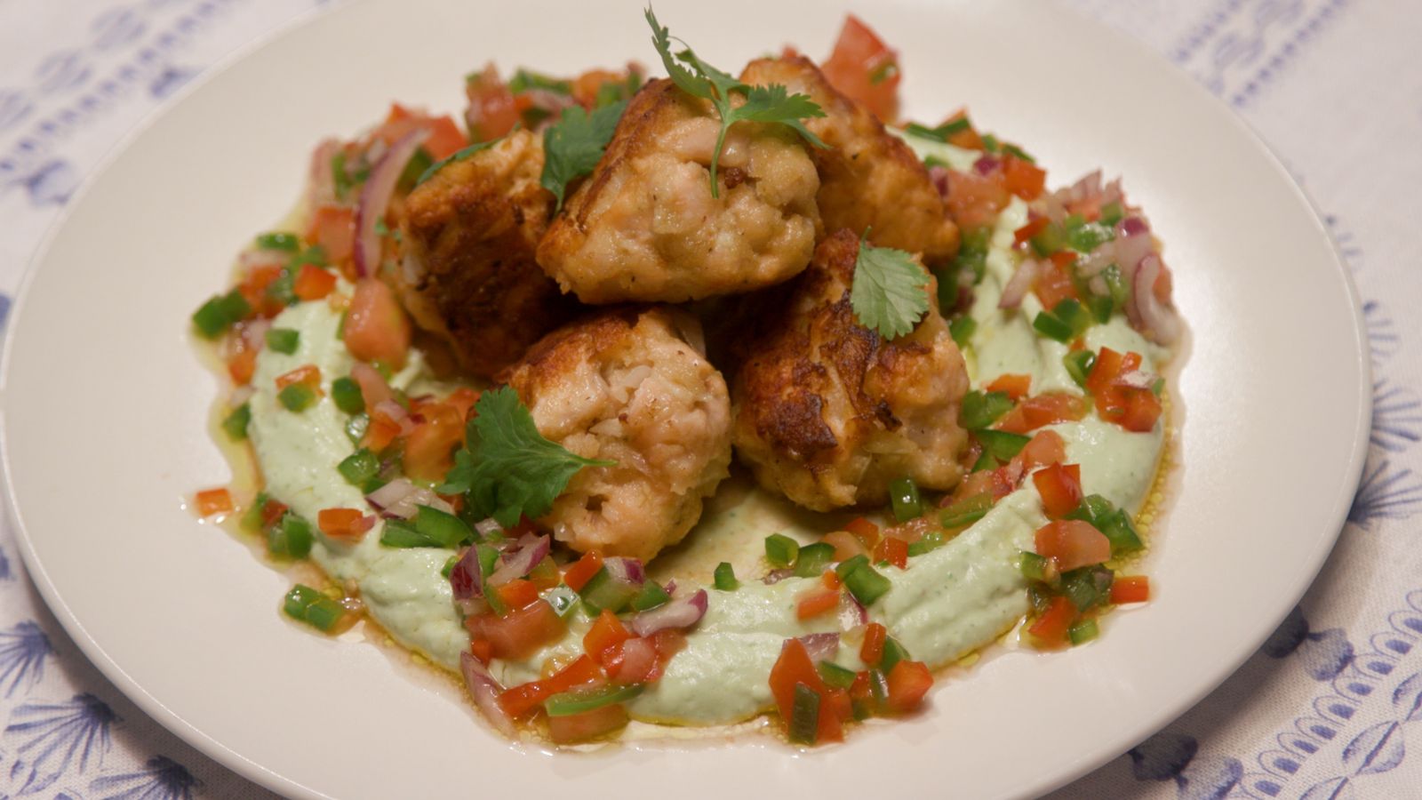 Mandonguilles de salmó amb salsa de iogurt