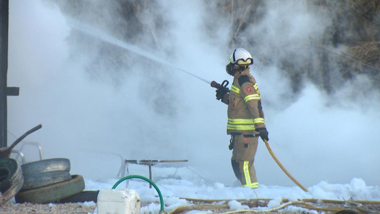 Un bomber treballant en l'extinció d'un incendi