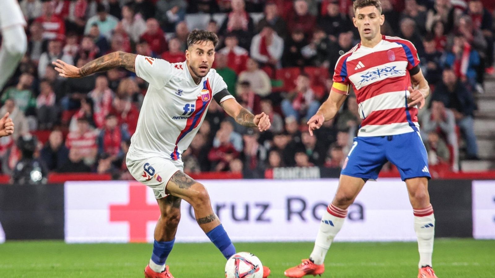 Víctor Camarasa condueix la pilota davant la mirada de Lucas Boyé