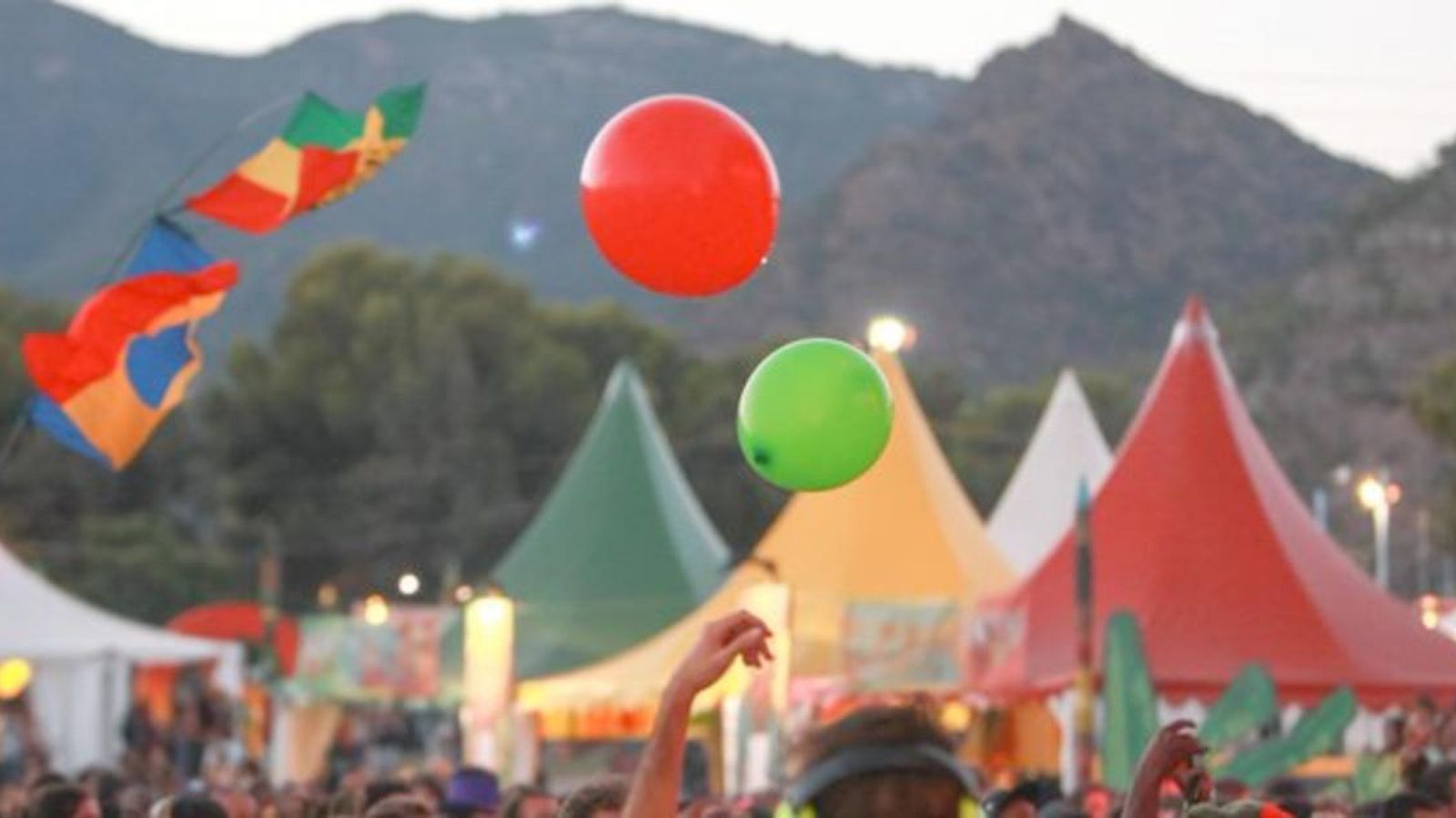 El Rototom Sunsplash de Benicàssim resisteix les pluges i el pas del temps El Rototom Sunsplash de Benicàssim resisteix les pluges i el pas del temps
