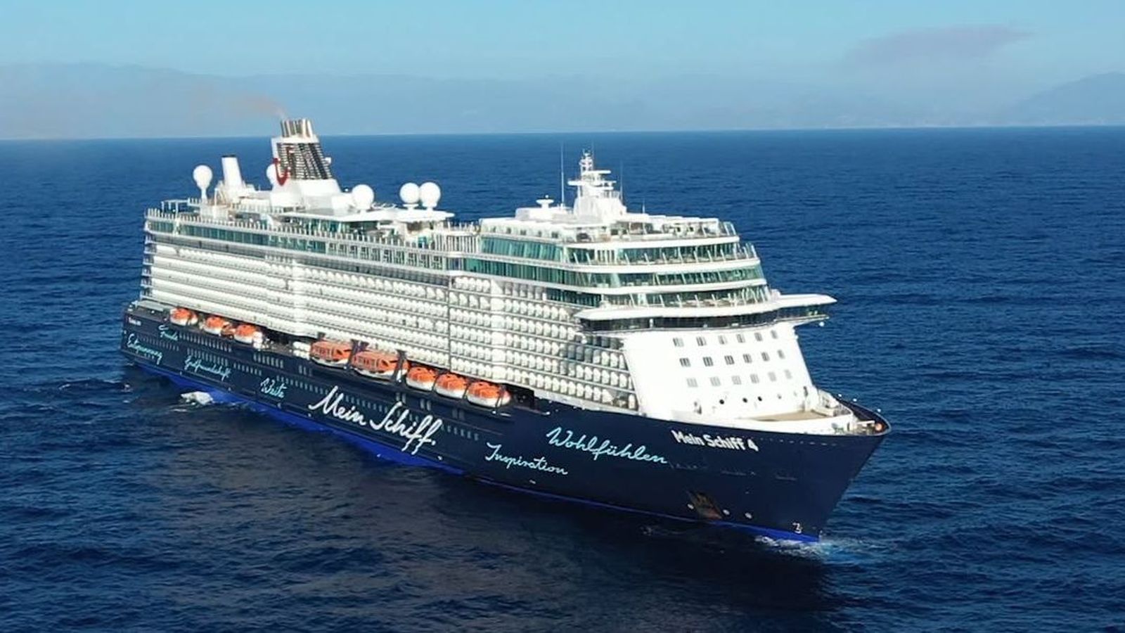 El vaixell Mein Schiff 4, de TUI Cruises, un dels cinc creuers que ha passat per l'estret d'Ormuz