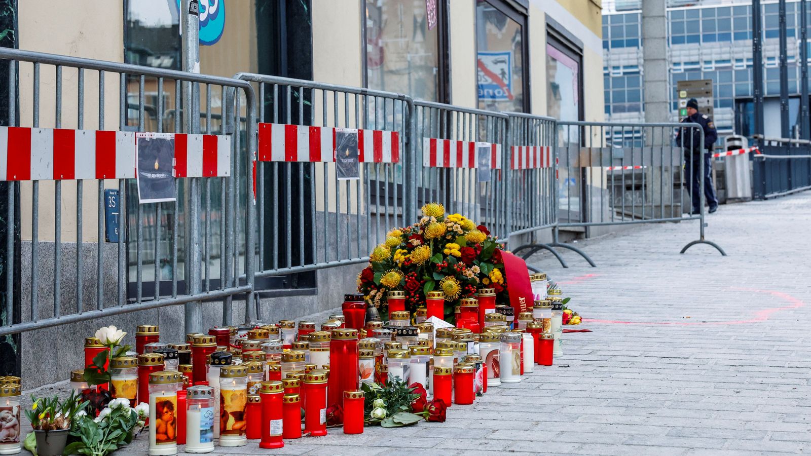 Flors i ciris en el lloc de l'atac islamista a Àustria
