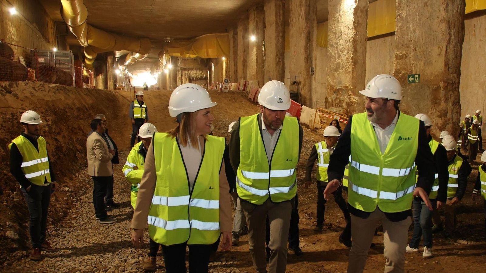 El ministre Óscar Puente (centre) camina pel túnel subterrani junt amb la delegada del govern espanyol, Pilar Bernabé (esquerra)