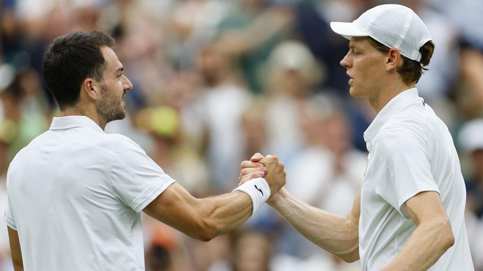 Pedro Martínez i Jannik Sinner se saluden a la fi del partit