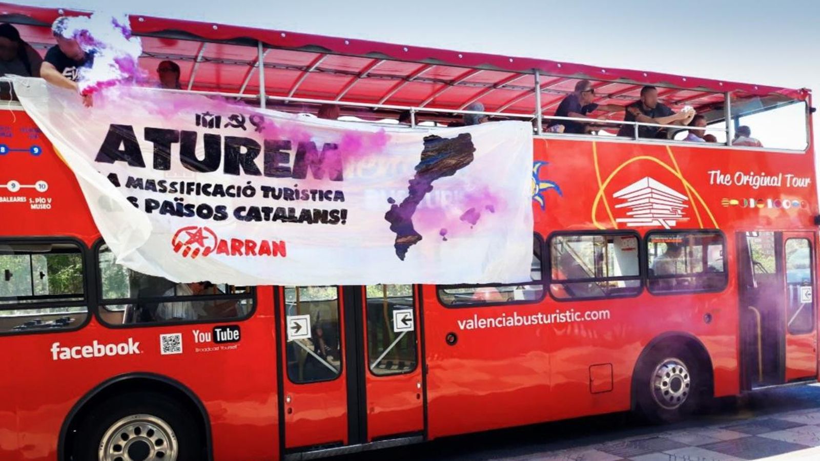 Imatge de l'autobús turístic assaltat a València Imatge de l'autobús turístic assaltat a València