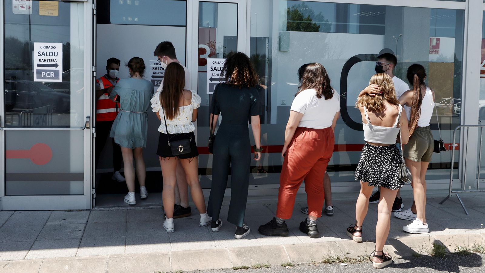 Un grup de joves participa en un cribat massiu a Pamplona, després dels brots detectats entre els menors de 29 anys