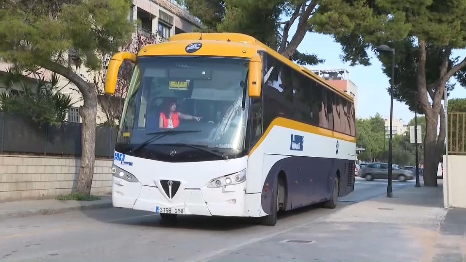 En imatge, un dels autobusos de Monbus, la contracta en el punt de mira