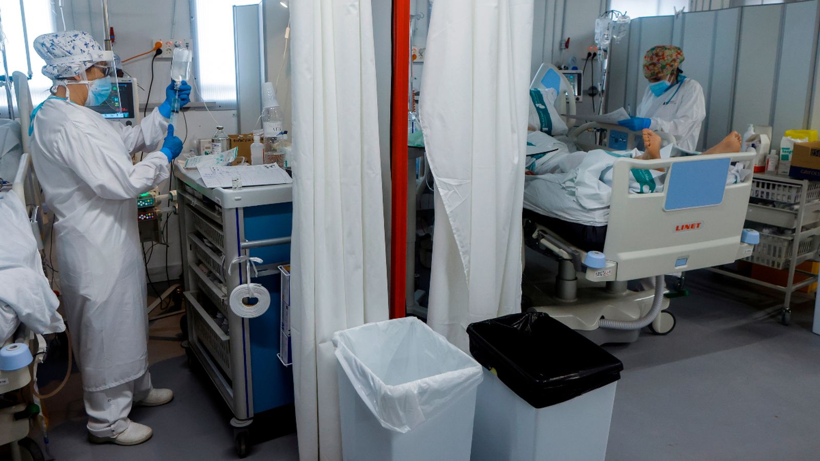 Una unitat de cures intensives que atén pacients amb coronavirus