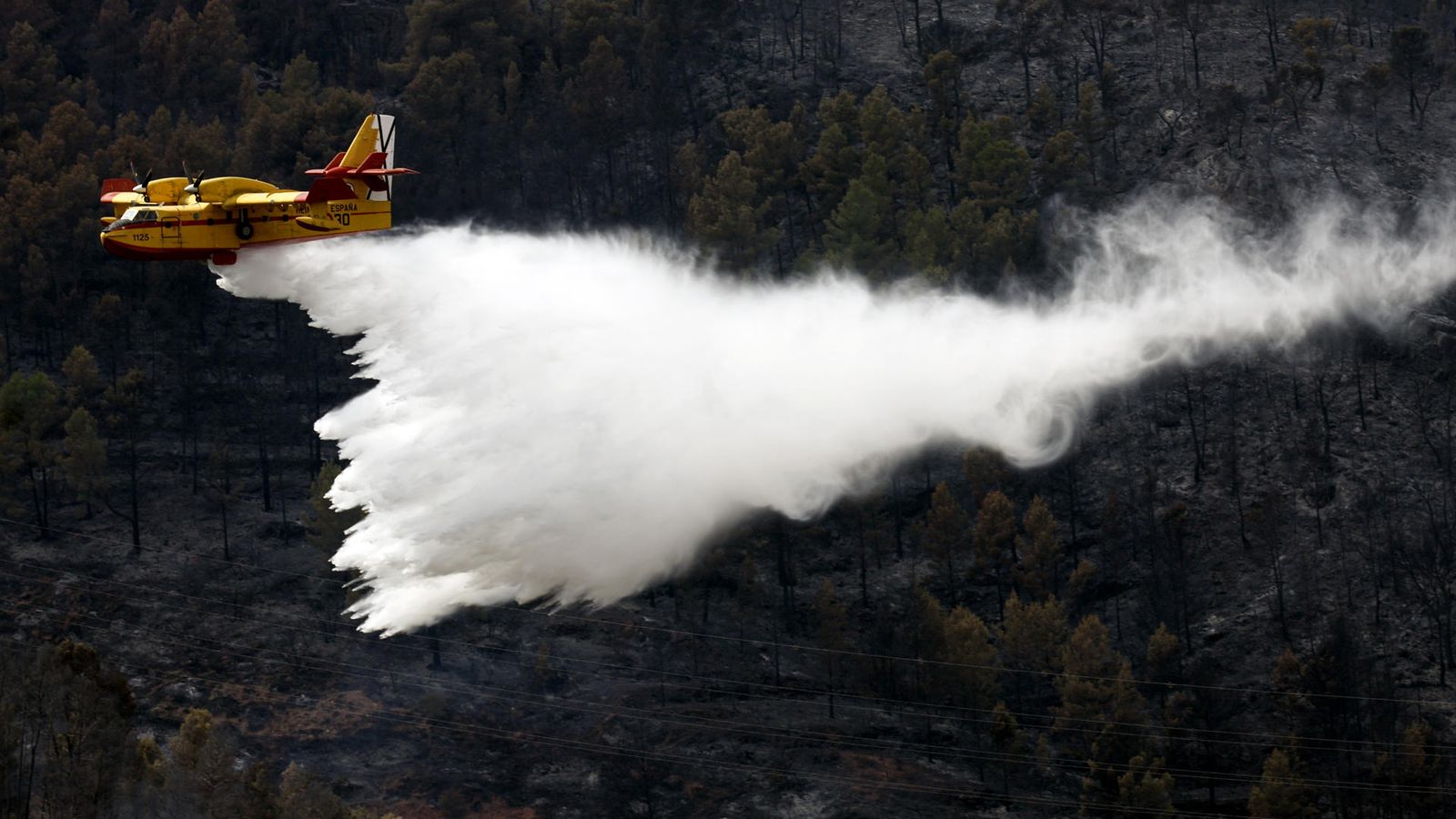 Un mitjà aeri durant l'extinció de l'incendi de Tuéjar