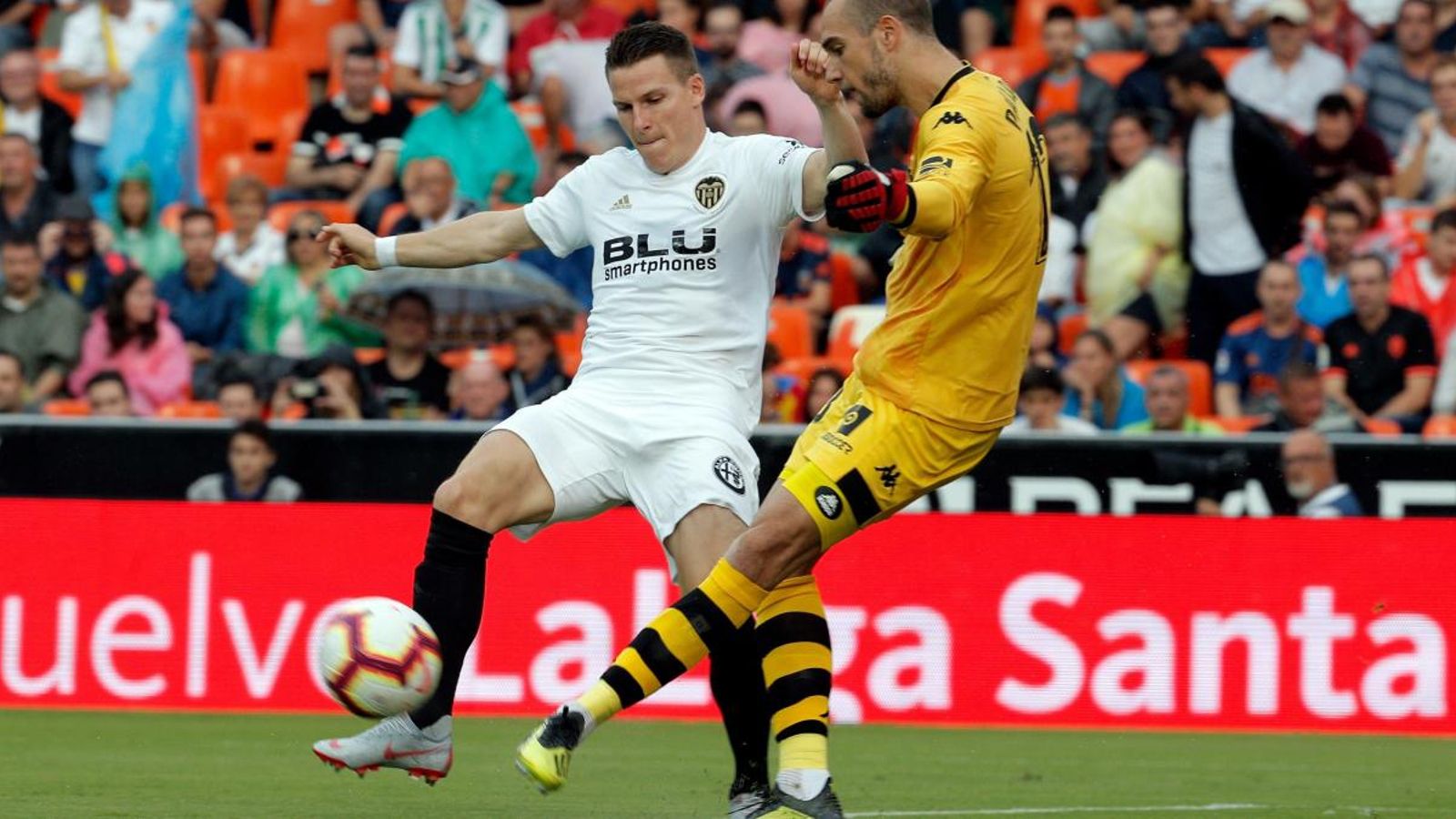 El porter del Betis, López, trau el baló davant de Gameiro El porter del Betis, López, trau el baló davant de Gameiro