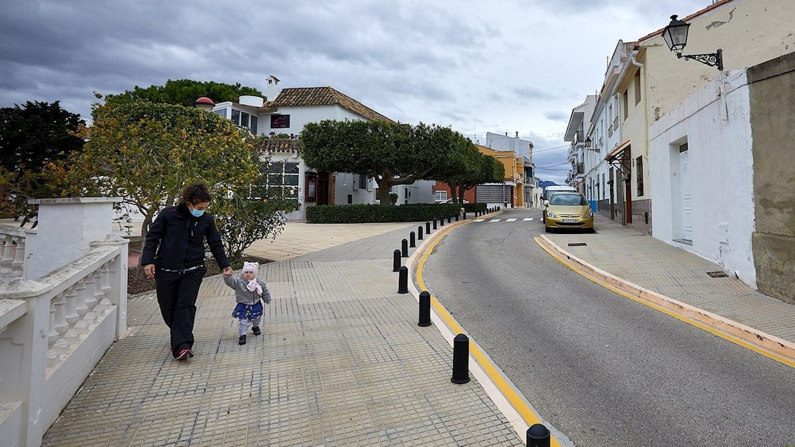 Una dona passeja amb un nadó a la localitat de Guardamar de la Safor, que forma part dels municipis de la Comunitat Valenciana que no ha notificat encara cap cas positiu per coronavirus des de l'inici de la pandèmia