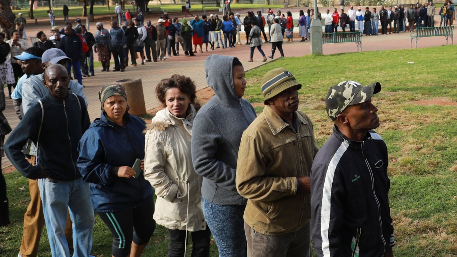 Cues davant el col·legi electoral de Joubert Park, aquest dimecres, a Johannesburg (Sud-àfrica)