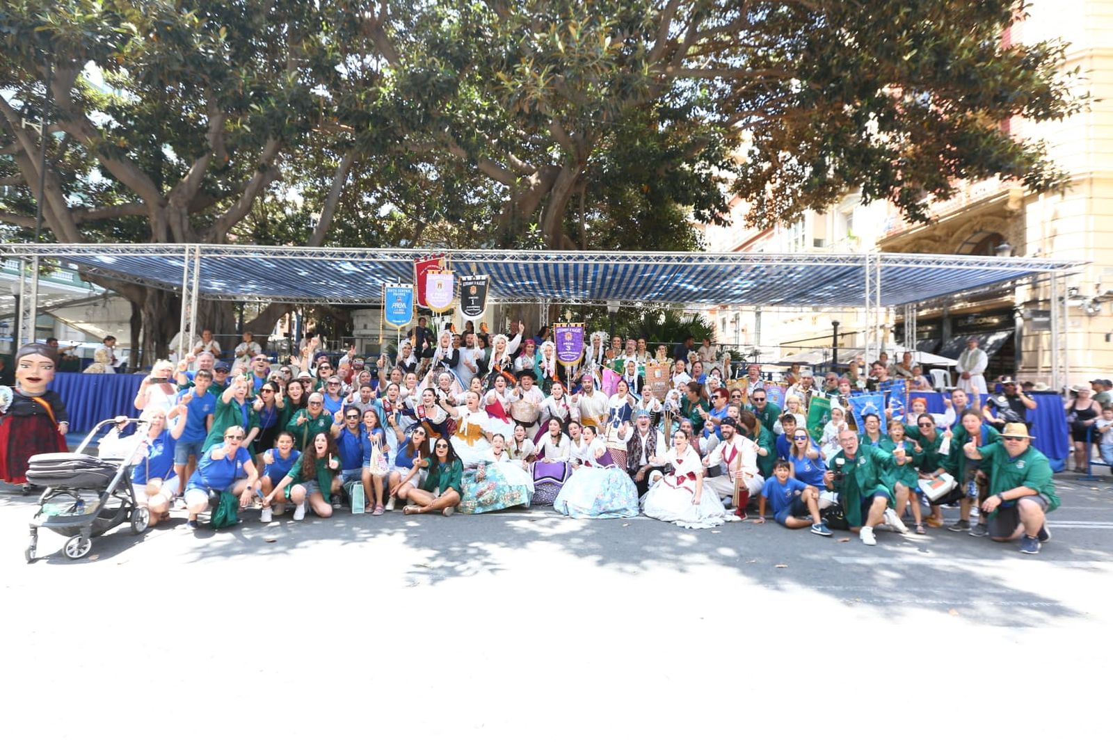 La comissió Diputació-Renfe després d'arreplegar el primer premi de la categoria especial