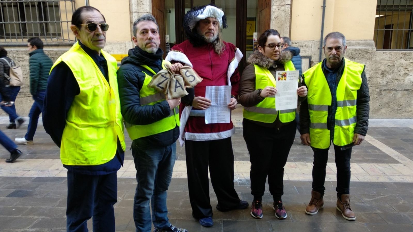 Els empresaris de la plataforma AntiZAS han portat hui carbó a l’alcalde de València