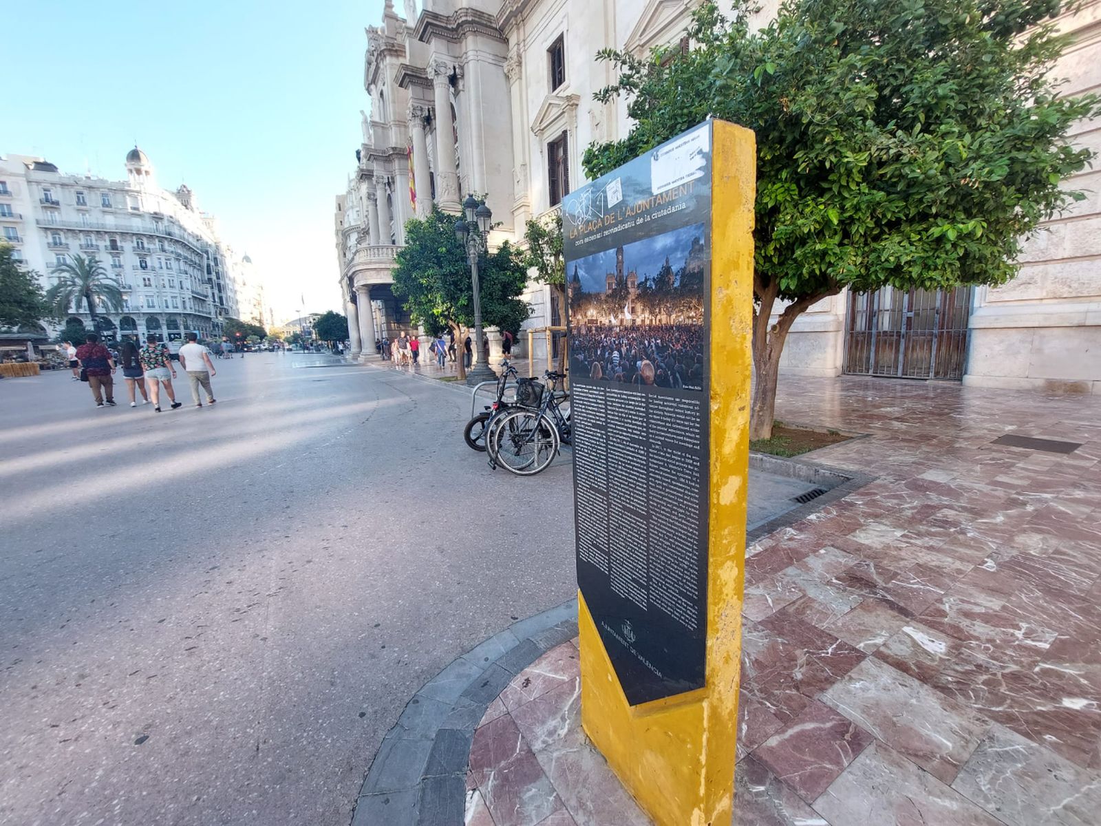 Monòlit que recordava el 15M davant la façana de la casa consistorial de València