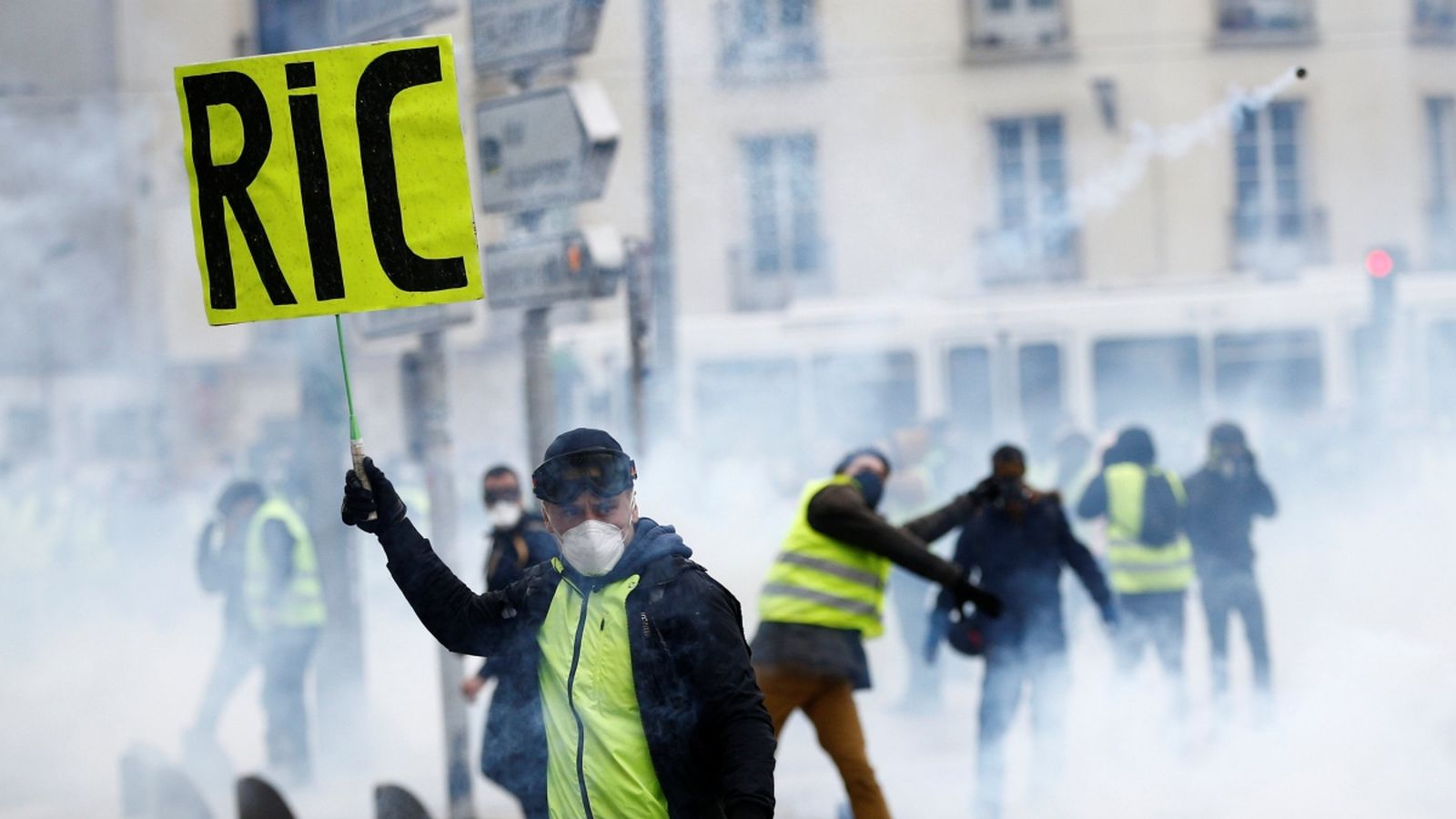 Un manifestant a Nantes, aquest dissabte