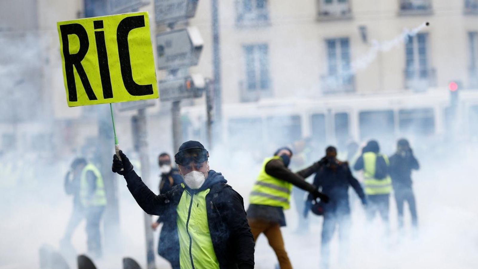 Un manifestant a Nantes, aquest dissabte Un manifestant a Nantes, aquest dissabte