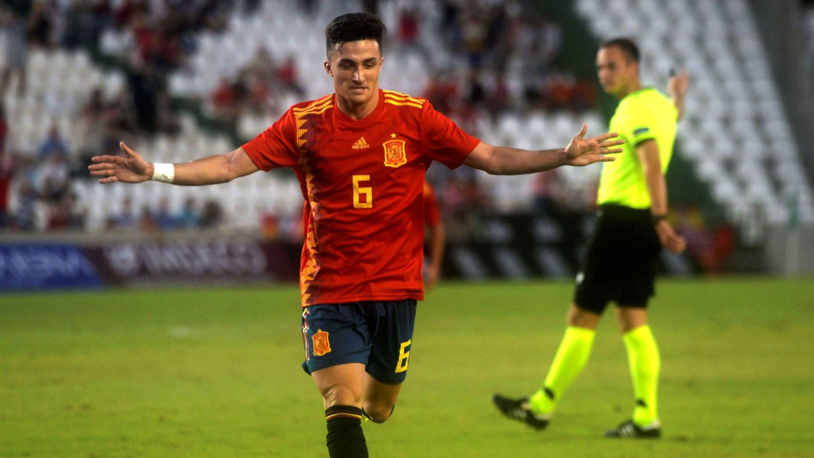 El centrecampista Manu García celebra el primer gol