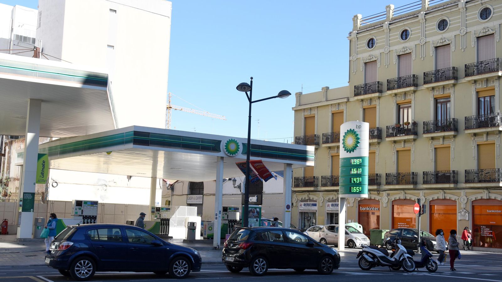 Una estació de servei de l'avinguda del Port de València