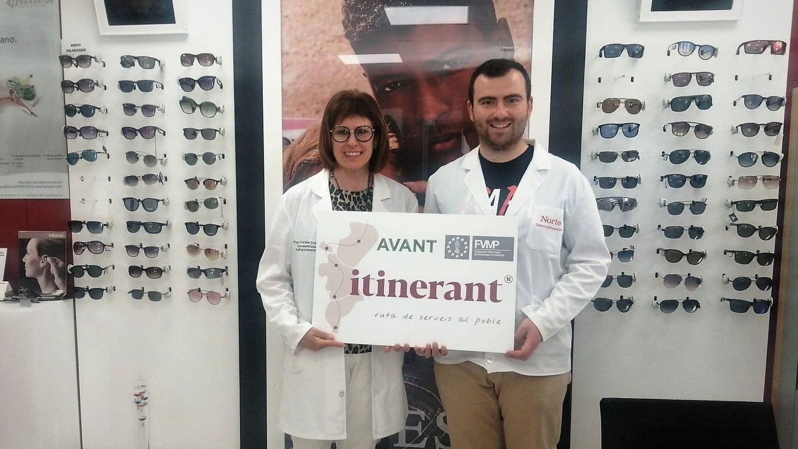Equip d'òptics que participen en el programa Itinerant, al Comtat