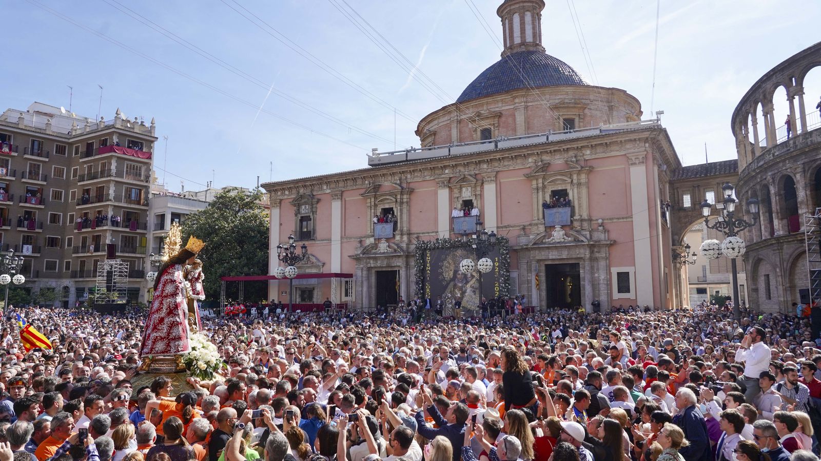 La plaça de la Verge i Reial Basílica de Nostra Senyora de los Desemparados, són escenari de la festa a la Mare de Déu dels Desemparats