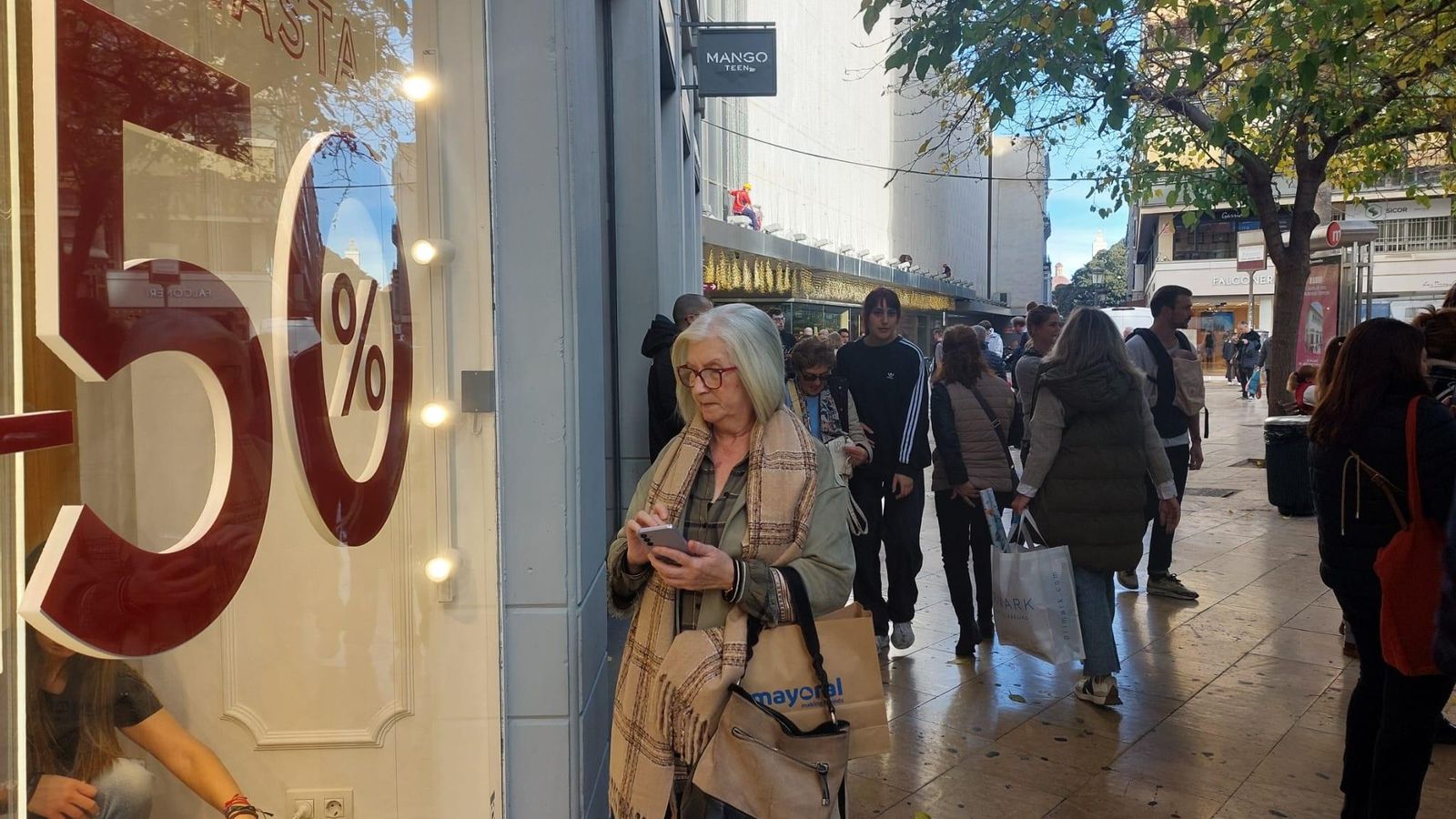 Un carrer comercial en el centre de València, aquest dijous