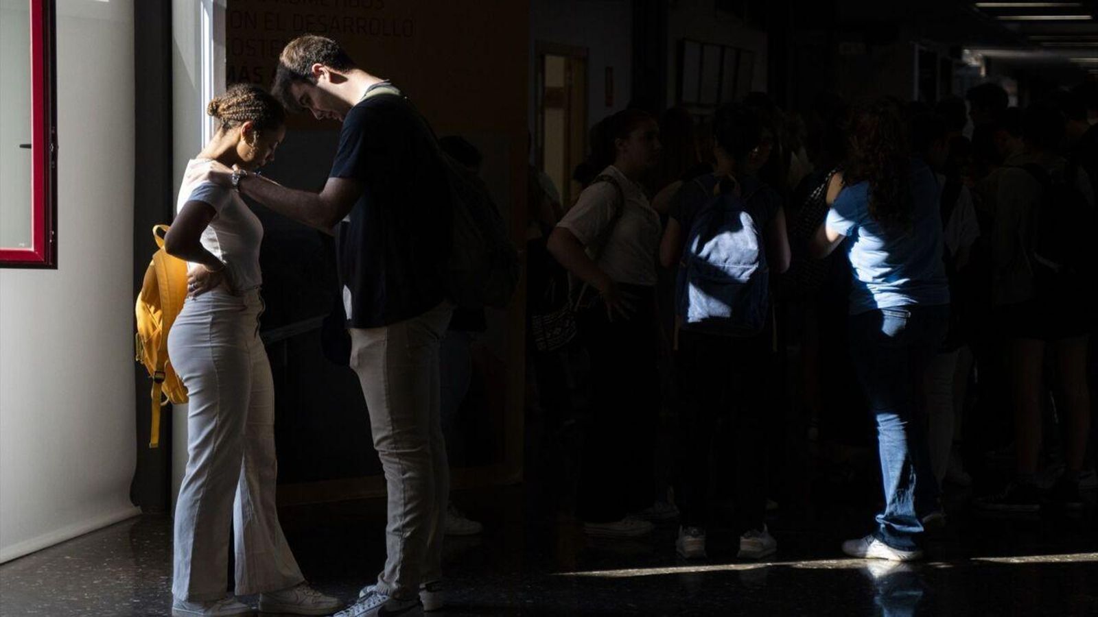 Estudiants en els corredors d'un centre educatiu