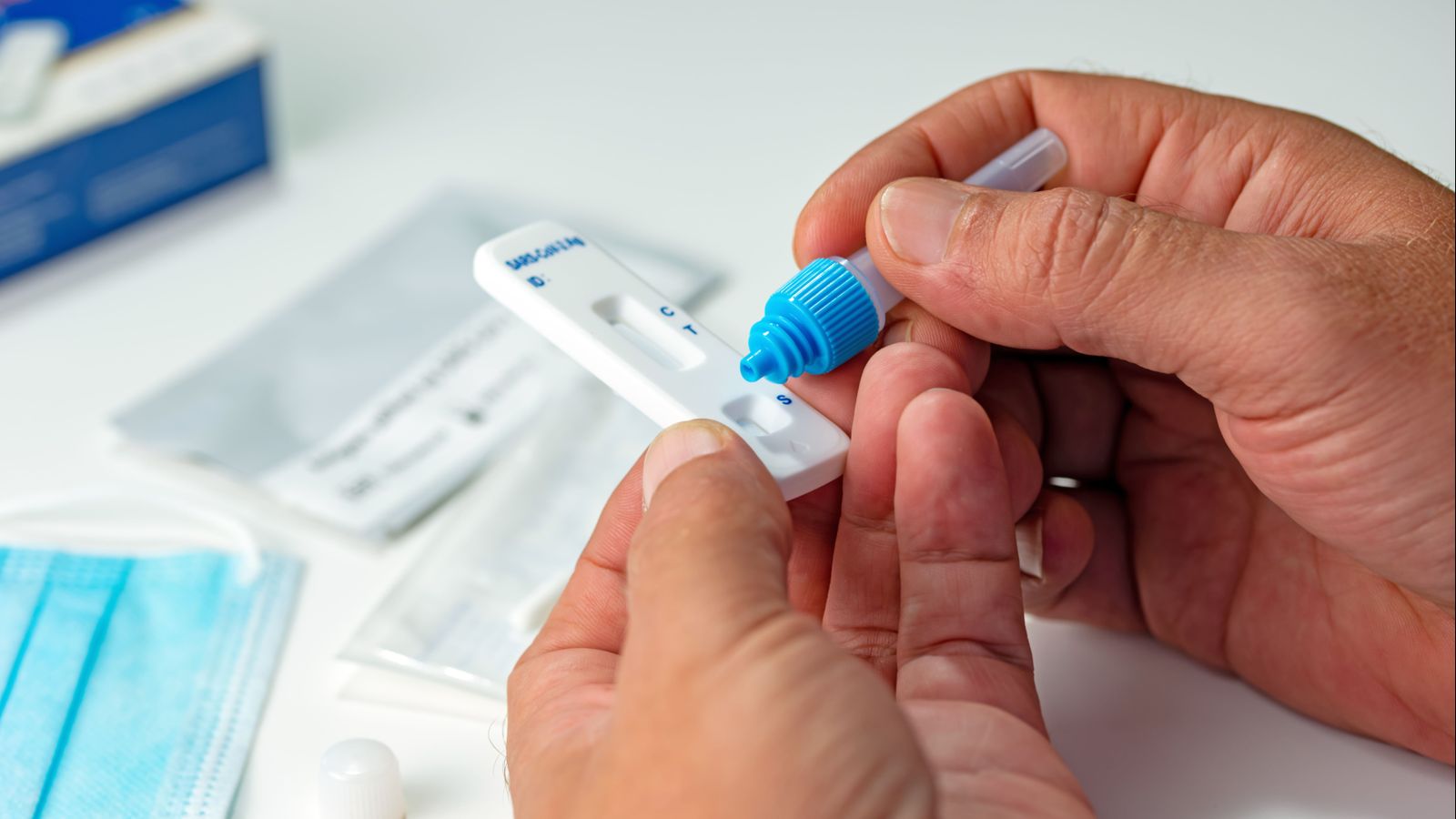 Una persona es realitza un test d'antígens