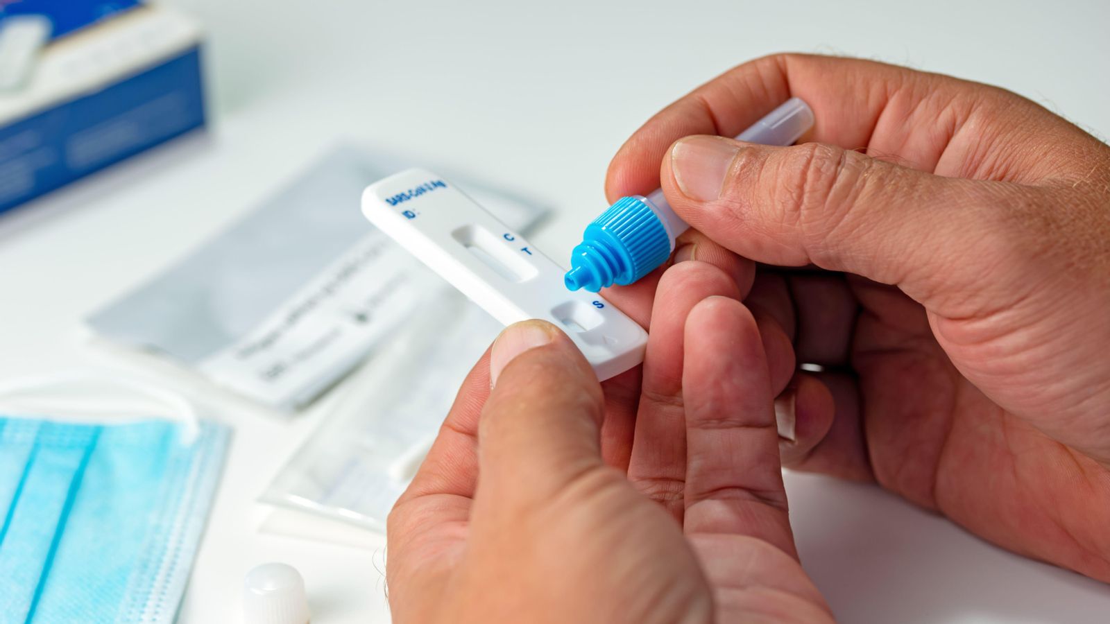 Una persona es fa un test d'antígens Una persona es realitza un test d'antígens