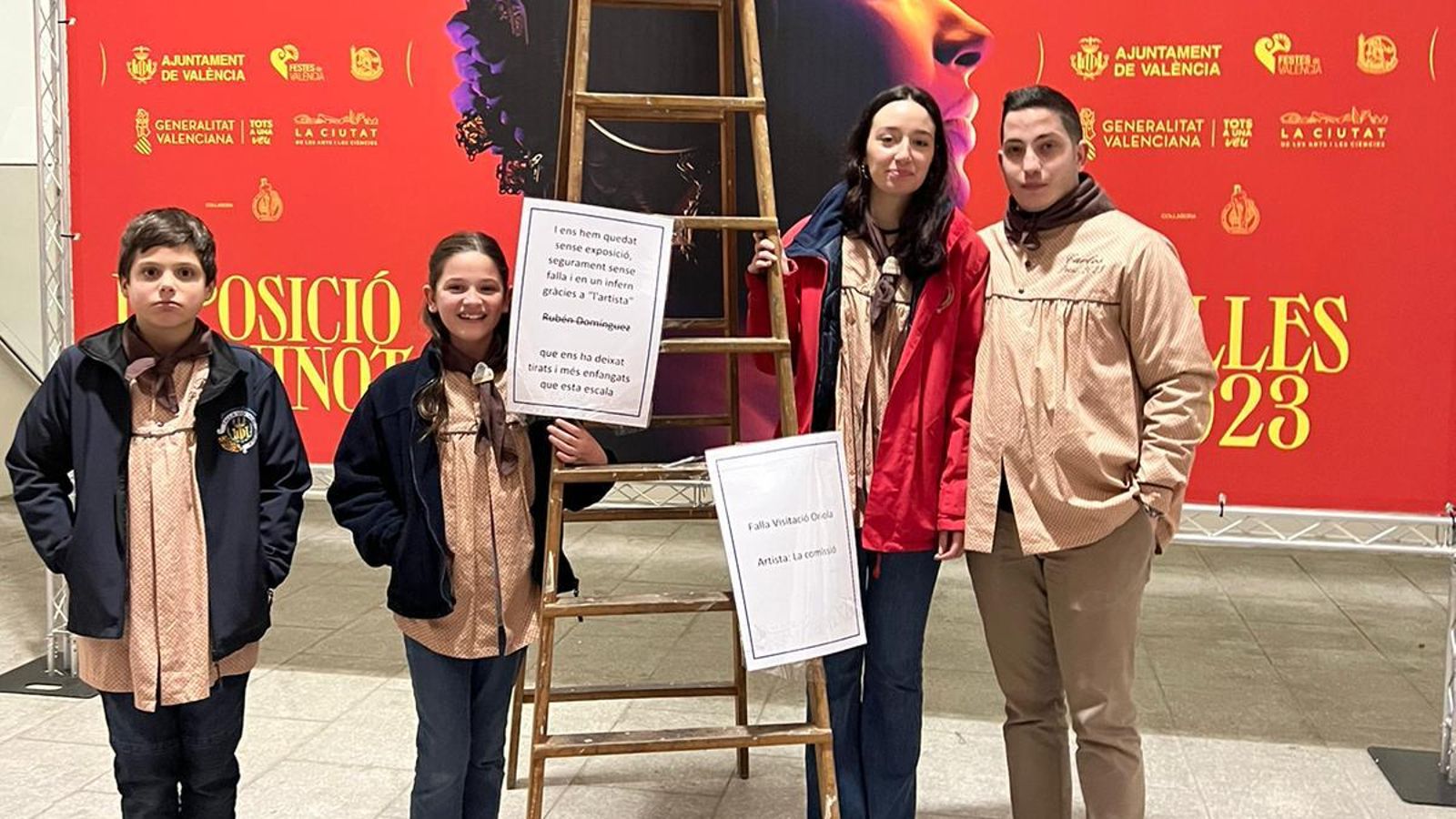 Una de les falles afectades presenten un ninot denúncia