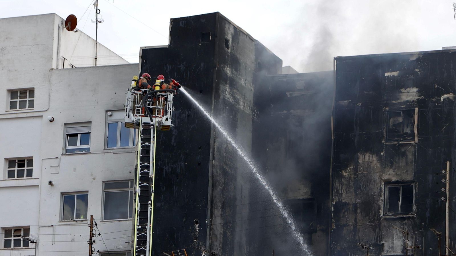 Els bombers durant l'extinció de l'incendi este dimecres a Castelló de la Plana
